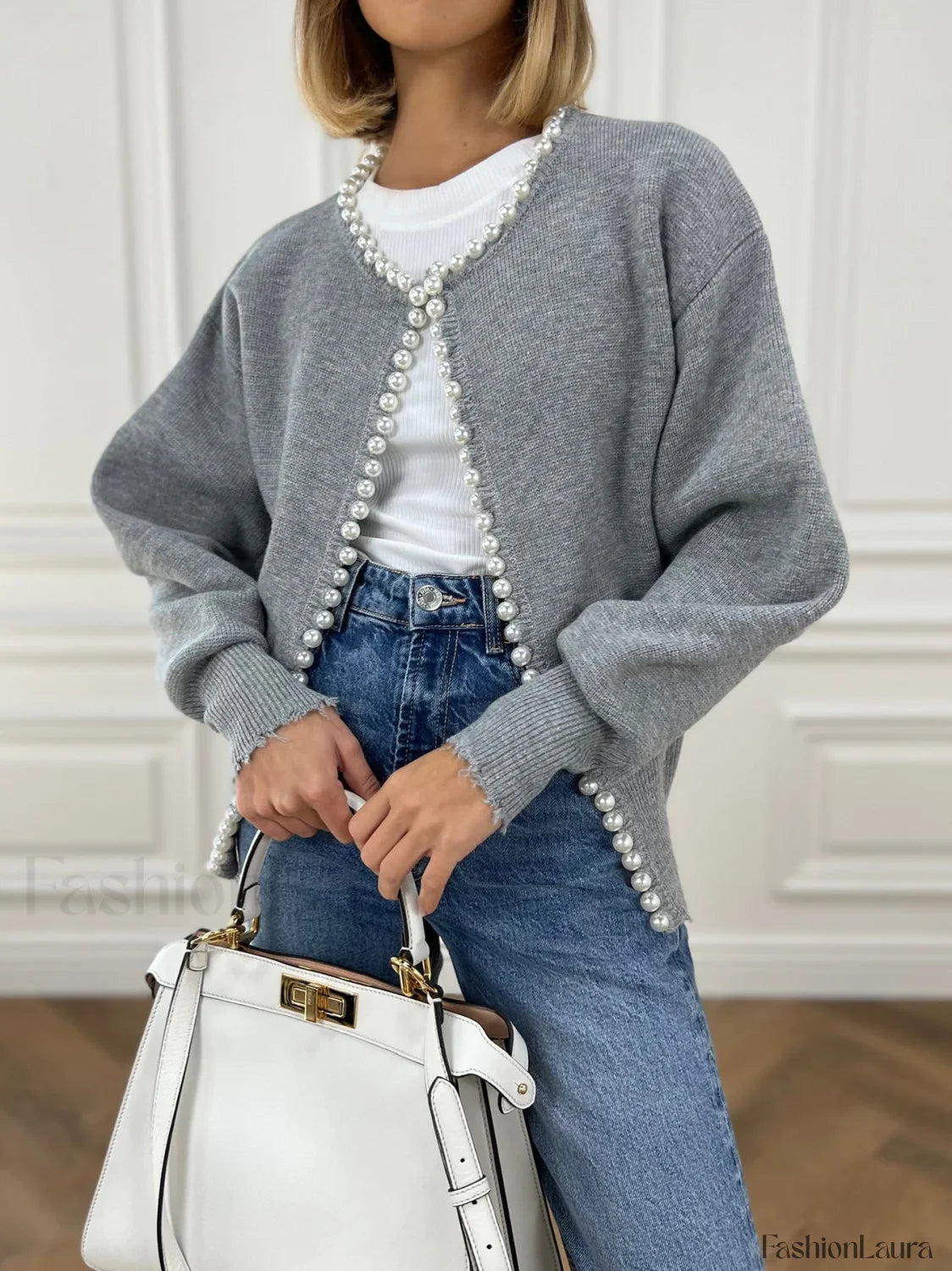 Strickjacke mit Perlenbesatz und ausgefranstem Saum