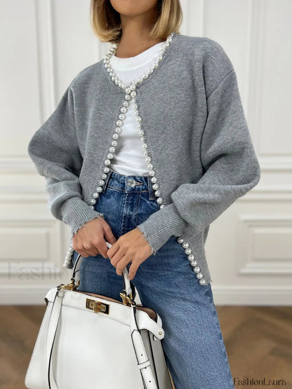 Strickjacke mit Perlenbesatz und ausgefranstem Saum