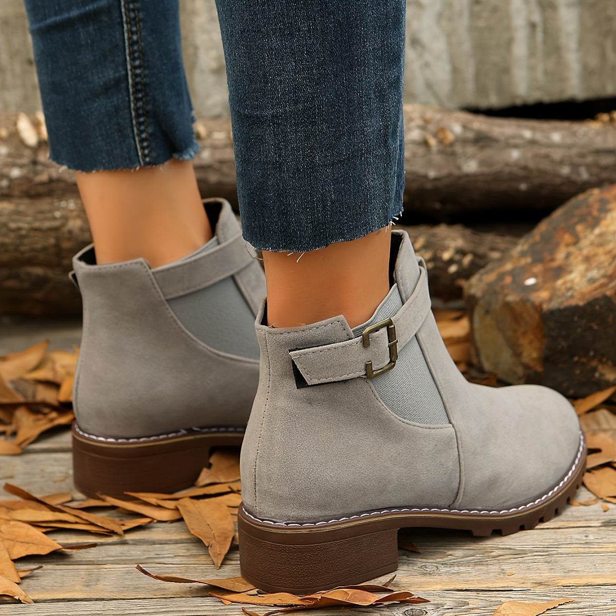 Schicke Stiefeletten mit Blockabsatz, Schnallenriemen und elastischen Seiten
