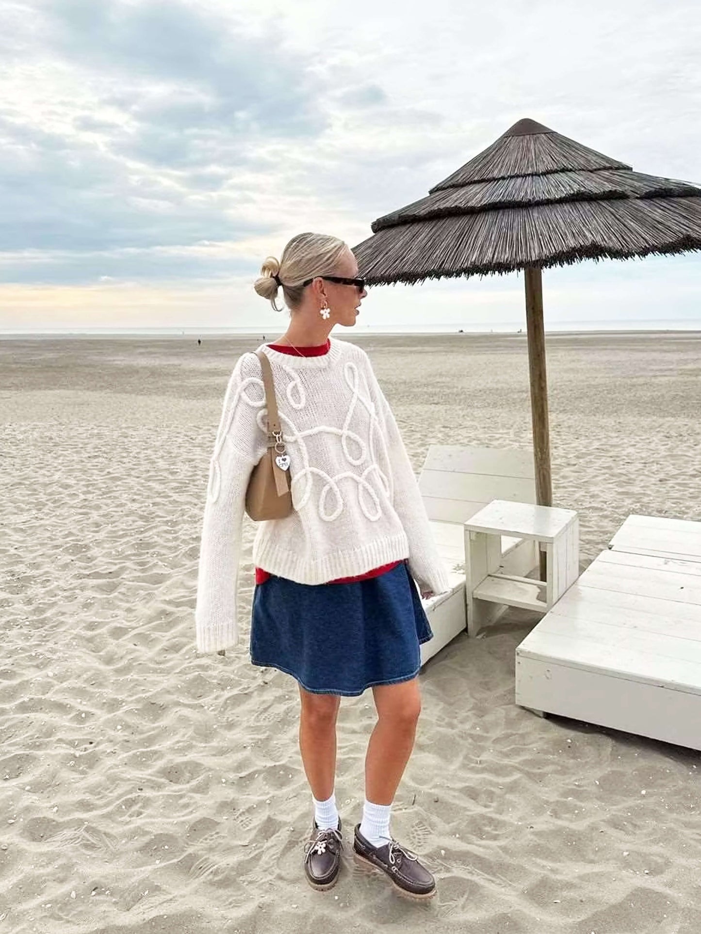 Gemütlicher übergroßer Pullover mit eleganten Stickereidetails