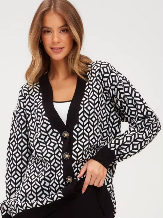 Gemütliche geometrische Strickjacke mit Knöpfen