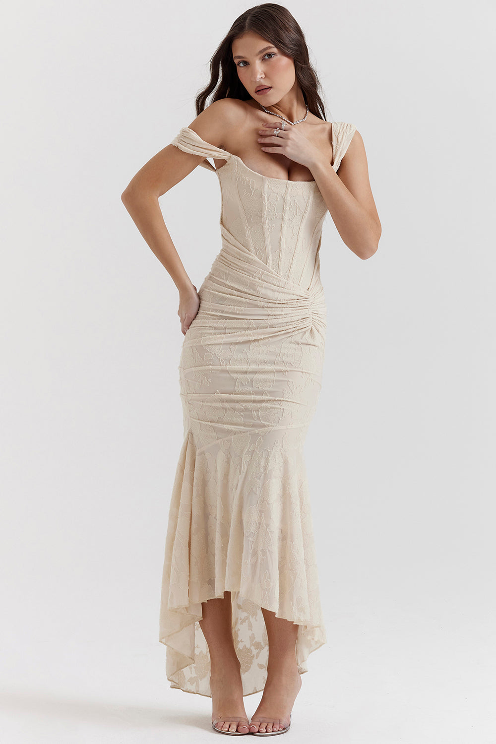 Fließendes Midi-Kleid mit taillenbetonter Kurvenform