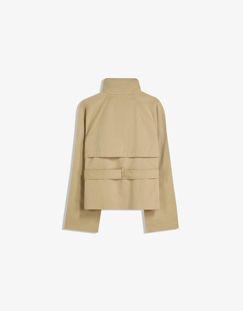 Klassischer leichter Herbst-Trenchcoat