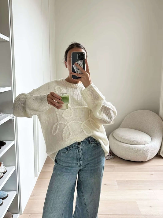 Gemütlicher übergroßer Pullover mit eleganten Stickereidetails
