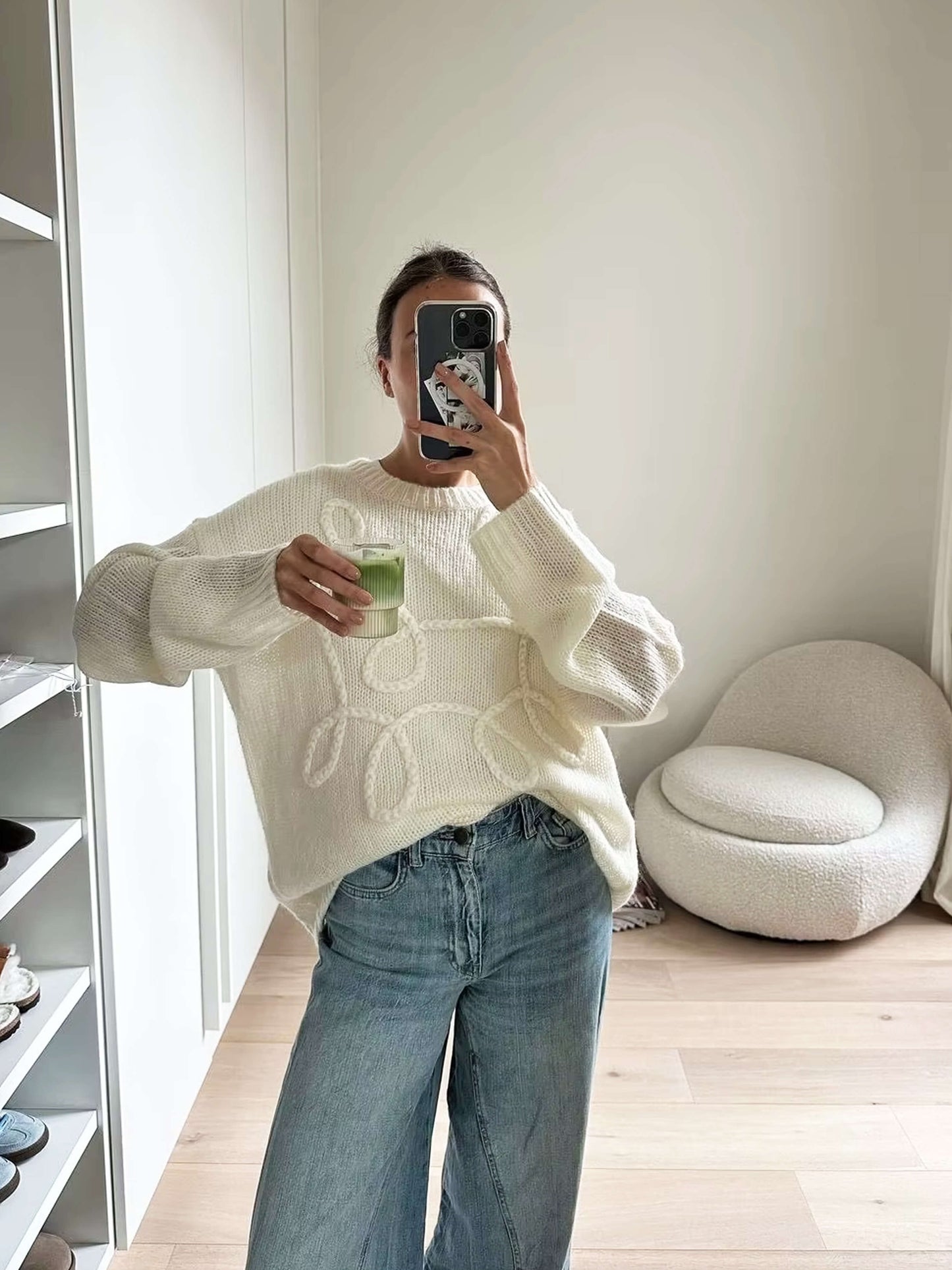 Gemütlicher übergroßer Pullover mit eleganten Stickereidetails