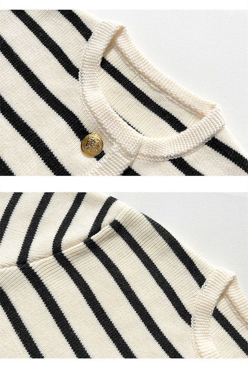 Gemütlicher gestreifter Strickpullover für den Herbst