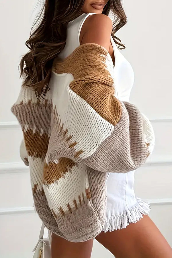 Gemütliche Freizeit-Strickjacke mit kontrastierender Nahtverzierung