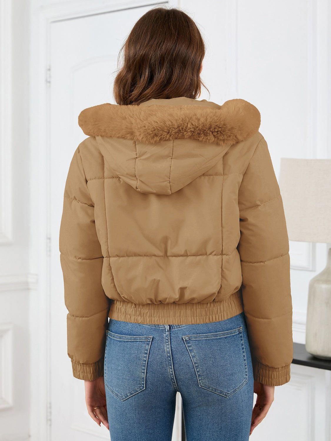 Gemütliche wattierte Winterjacke mit Fellkapuze und Taschen