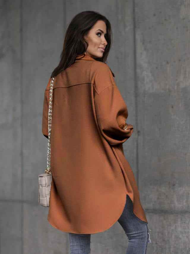 Gemütliche lange Hemdjacke mit Knöpfen und Wollkragen sowie Revers
