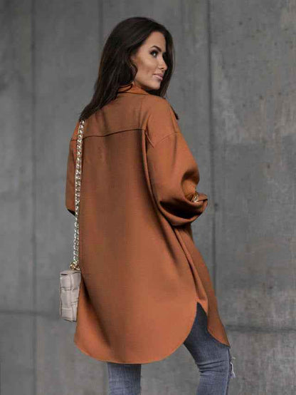 Gemütliche lange Hemdjacke mit Knöpfen und Wollkragen sowie Revers