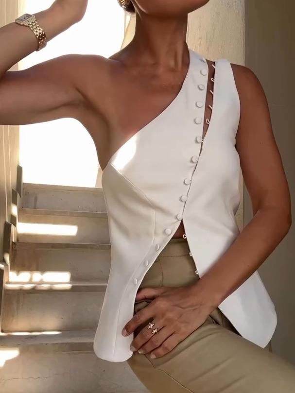 Schickes One-Shoulder-Top mit Knopfakzent