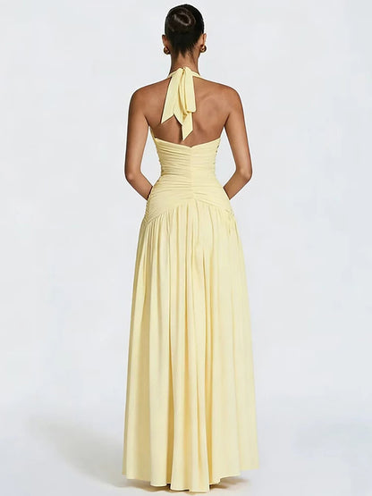 Maxikleid mit Neckholder, gerafftem hohem Schlitz und tiefem V-Rücken