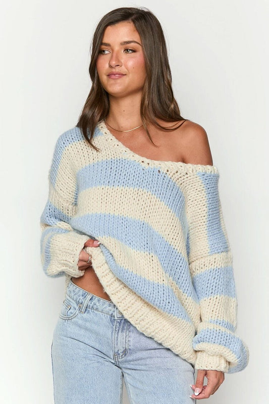 Gemütlicher schulterfreier gestreifter Strickpullover für den Herbst