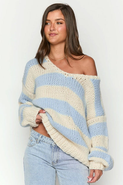 Gemütlicher schulterfreier gestreifter Strickpullover für den Herbst
