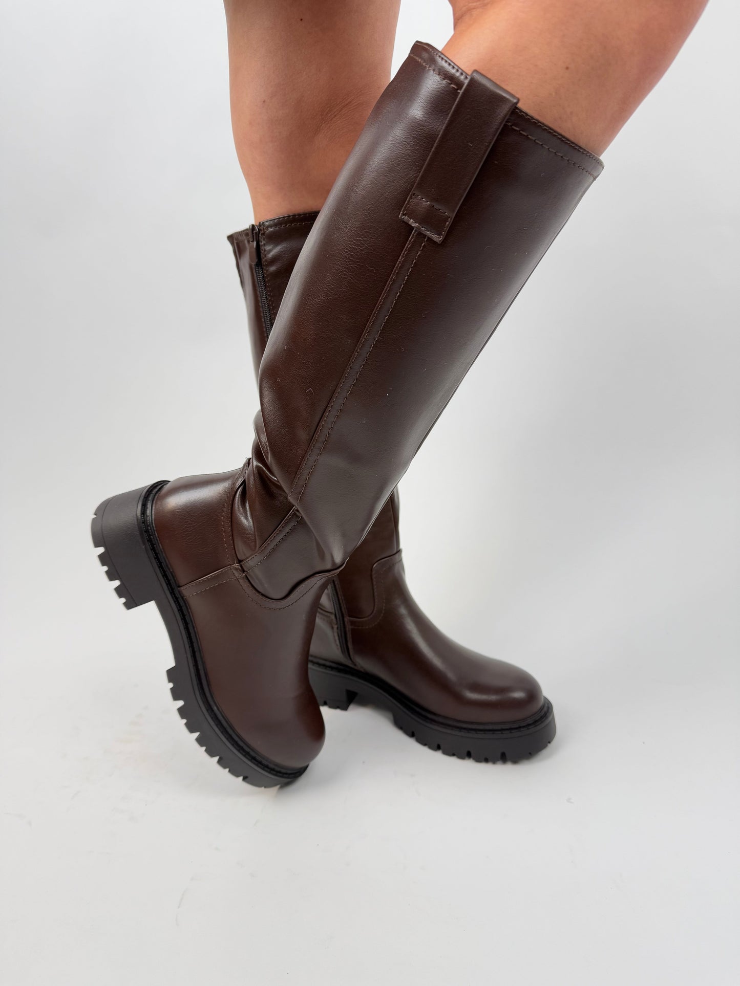 Schicke kniehohe Lederstiefel
