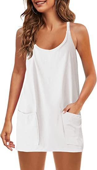 Bequemes Minikleid mit Trägern und integrierten Shorts