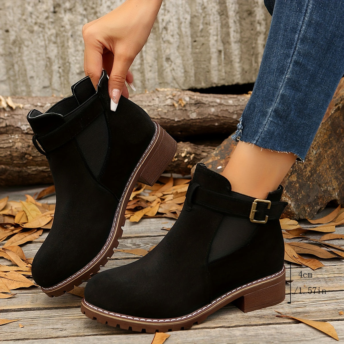 Schicke Stiefeletten mit Blockabsatz, Schnallenriemen und elastischen Seiten