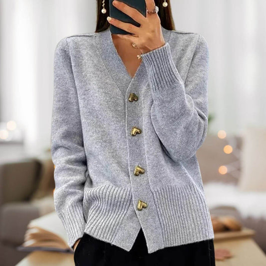 Gemütliche elegante Strickjacke mit Herzknopf-Akzenten