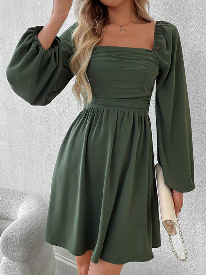 Gerüschtes A-Linien-Kleid mit quadratischem Ausschnitt und langen Ärmeln