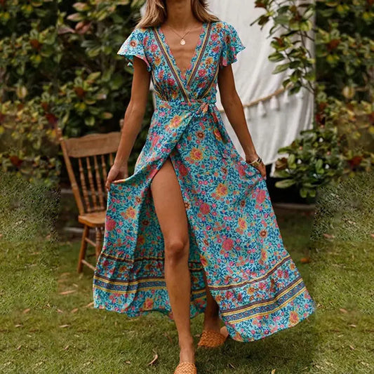 Léa Blanchet® | Sommer-Maxikleid mit eleganten Rüschen, tiefem V-Ausschnitt und kurzen Ärmeln