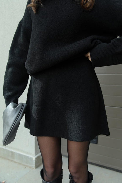 Schickes Strickpullover- und Minirock-Set für gemütlichen Herbststil