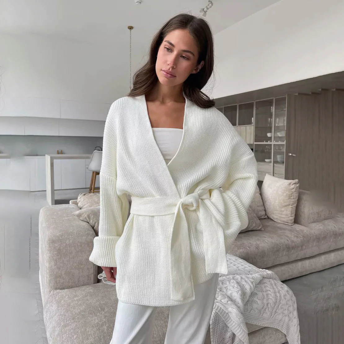 Gemütliche gerippte Strick-Wickelstrickjacke mit Bindegürtel