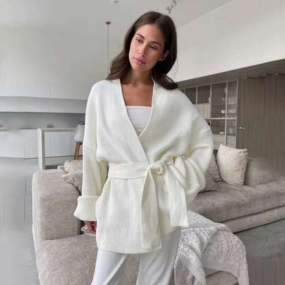 Gemütliche gerippte Strick-Wickelstrickjacke mit Bindegürtel