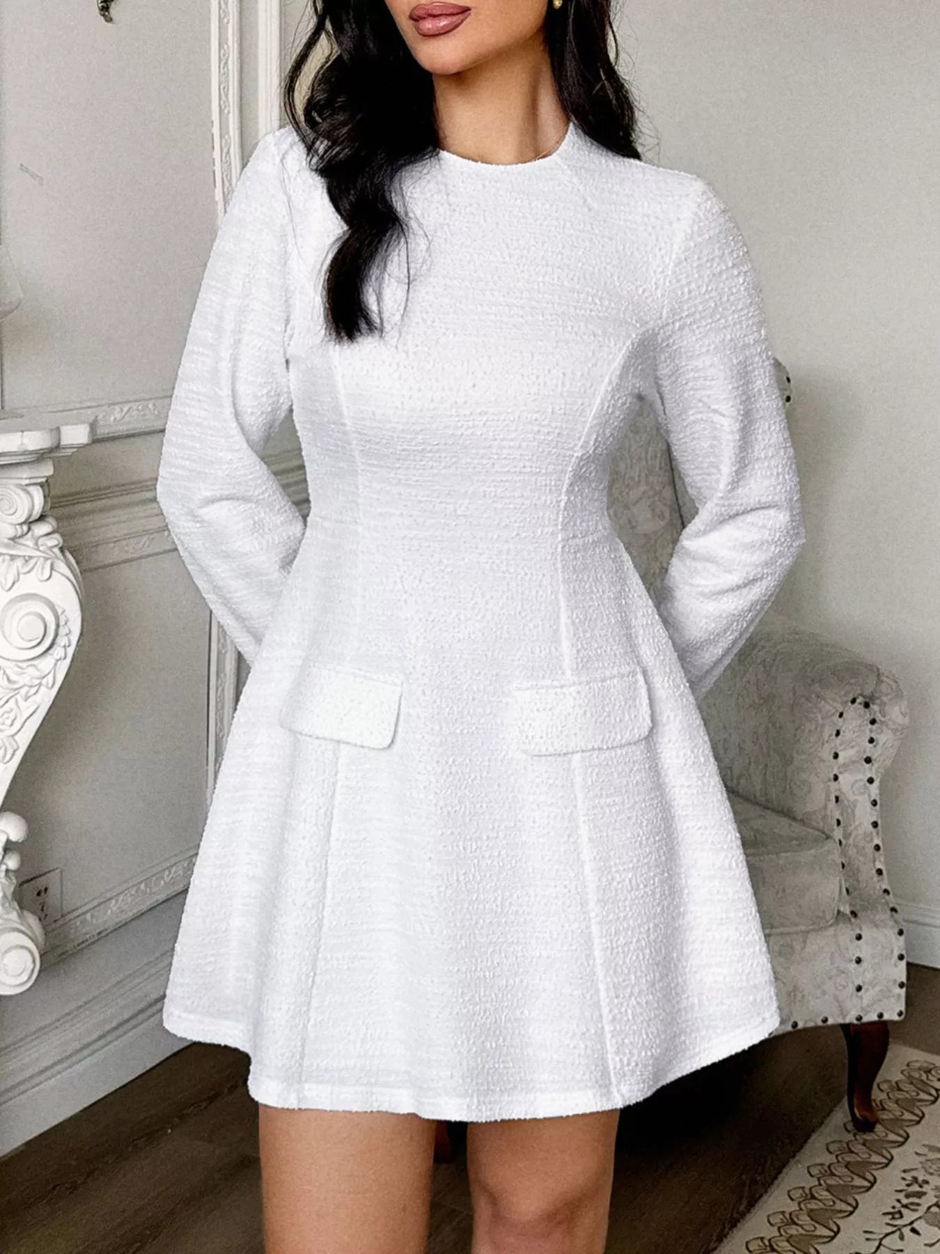 Mini-Kleid mit figurbetontem Schnitt, langen Ärmeln und freiem Rücken