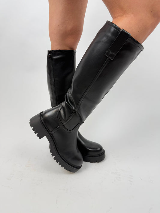 Schicke kniehohe Lederstiefel