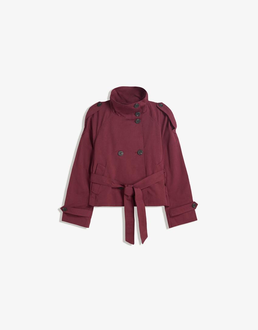Klassischer leichter Herbst-Trenchcoat