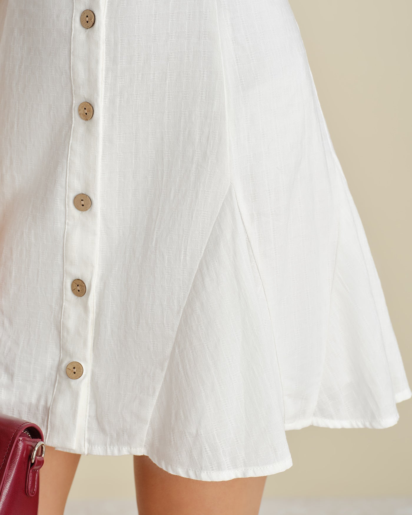 Weißes Mini-Kleid mit quadratischem Ausschnitt, Knopfleiste und A-Linien-Schnitt
