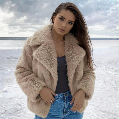 Eleganter Kunstpelzmantel mit voluminösem Kragen