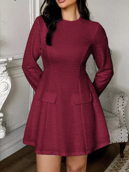 Mini-Kleid mit figurbetontem Schnitt, langen Ärmeln und freiem Rücken