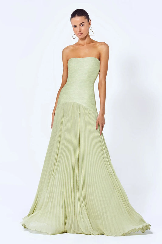 Fließendes grünes Maxikleid für Sommertage
