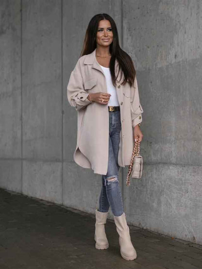 Gemütliche lange Hemdjacke mit Knöpfen und Wollkragen sowie Revers