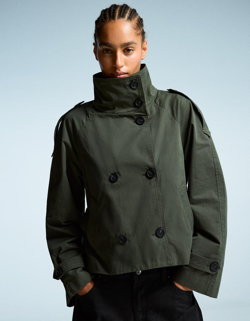 Klassischer leichter Herbst-Trenchcoat