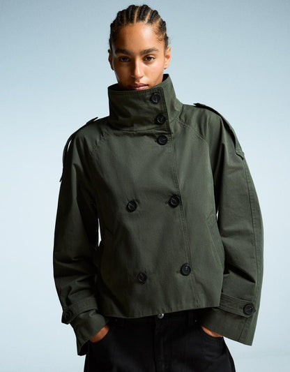 Klassischer leichter Herbst-Trenchcoat