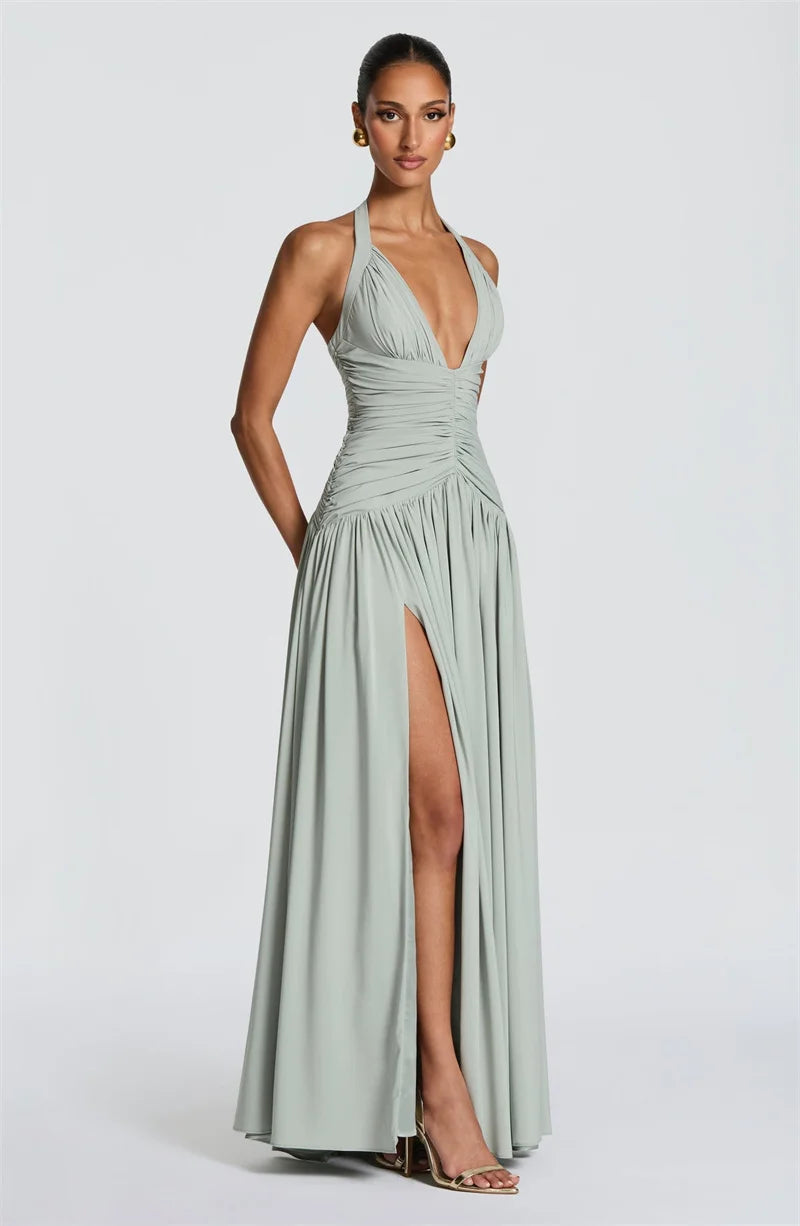 Maxikleid mit Neckholder, gerafftem hohem Schlitz und tiefem V-Rücken