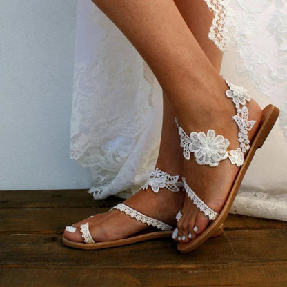 Sandalen mit Blumenmuster und Wickelriemen