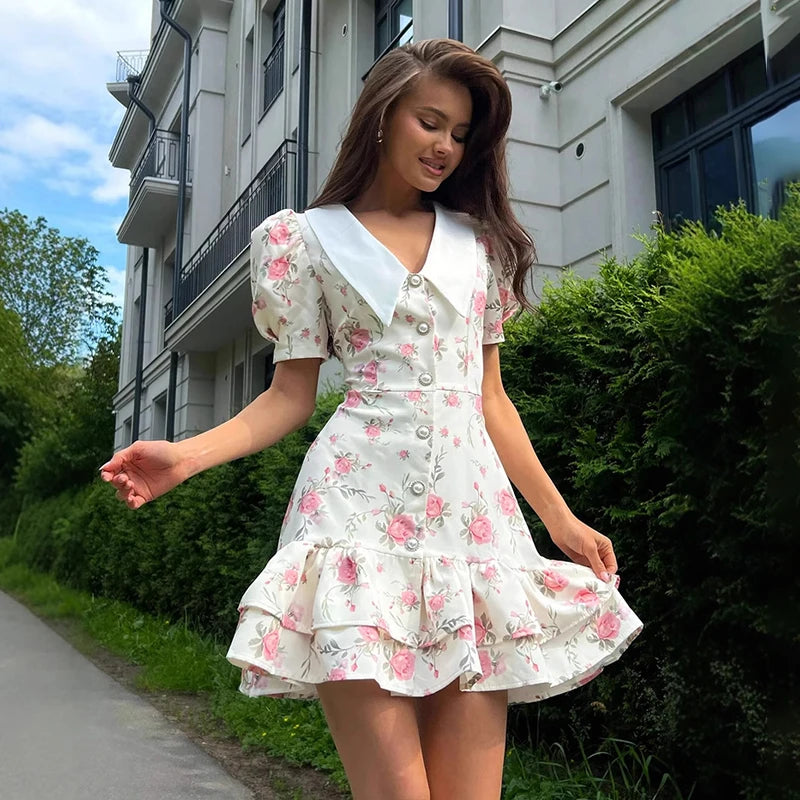 Minikleid mit Puffärmeln und Rüschendetail