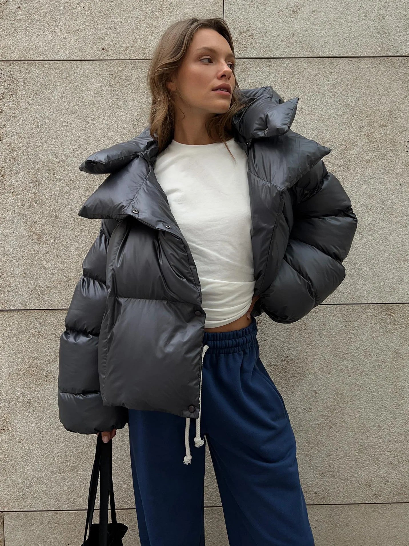 Elegante schlichte Daunenjacke für den Winterstil