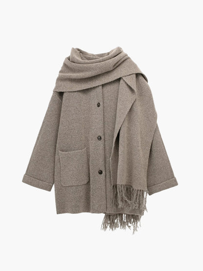 Moderner Mantel mit durchgehender Knopfleiste und passendem Quasten-Schal-Set