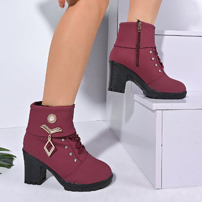 Schicke Knöchelhohe Stiefel mit Strasssteinen und klobigem Absatz