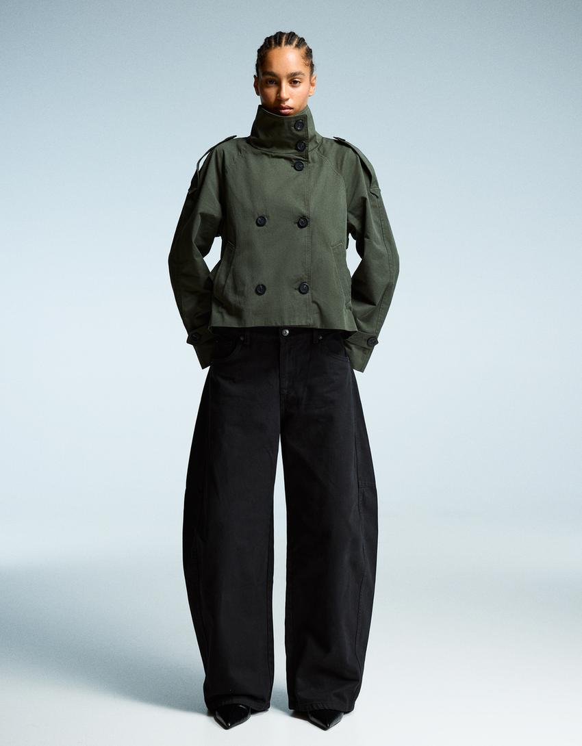 Klassischer leichter Herbst-Trenchcoat