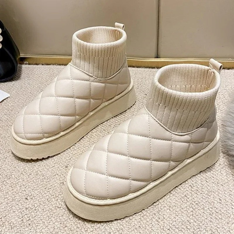 Gemütliche gestrickte Sockenschuhe mit dicker Sohle und warmem Futter