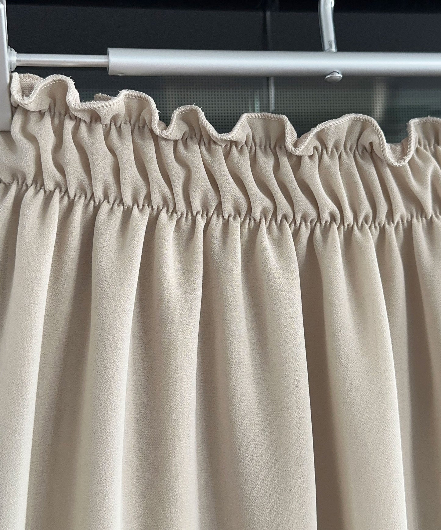 Schickes Beige im Rocker-Stil Kleid