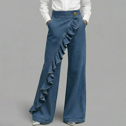 Asymmetrische Jeans mit weitem Bein und Volant