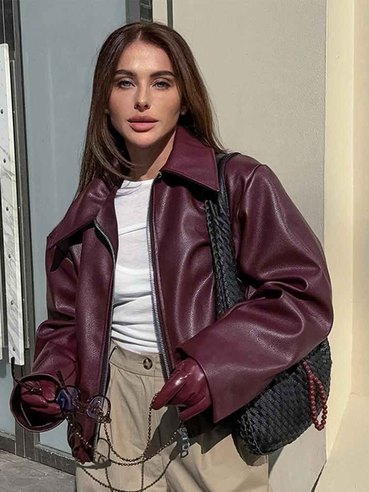 Bordeauxroter Kunstlederjacke mit stylischem Reverskragen und Reißverschlussdetail
