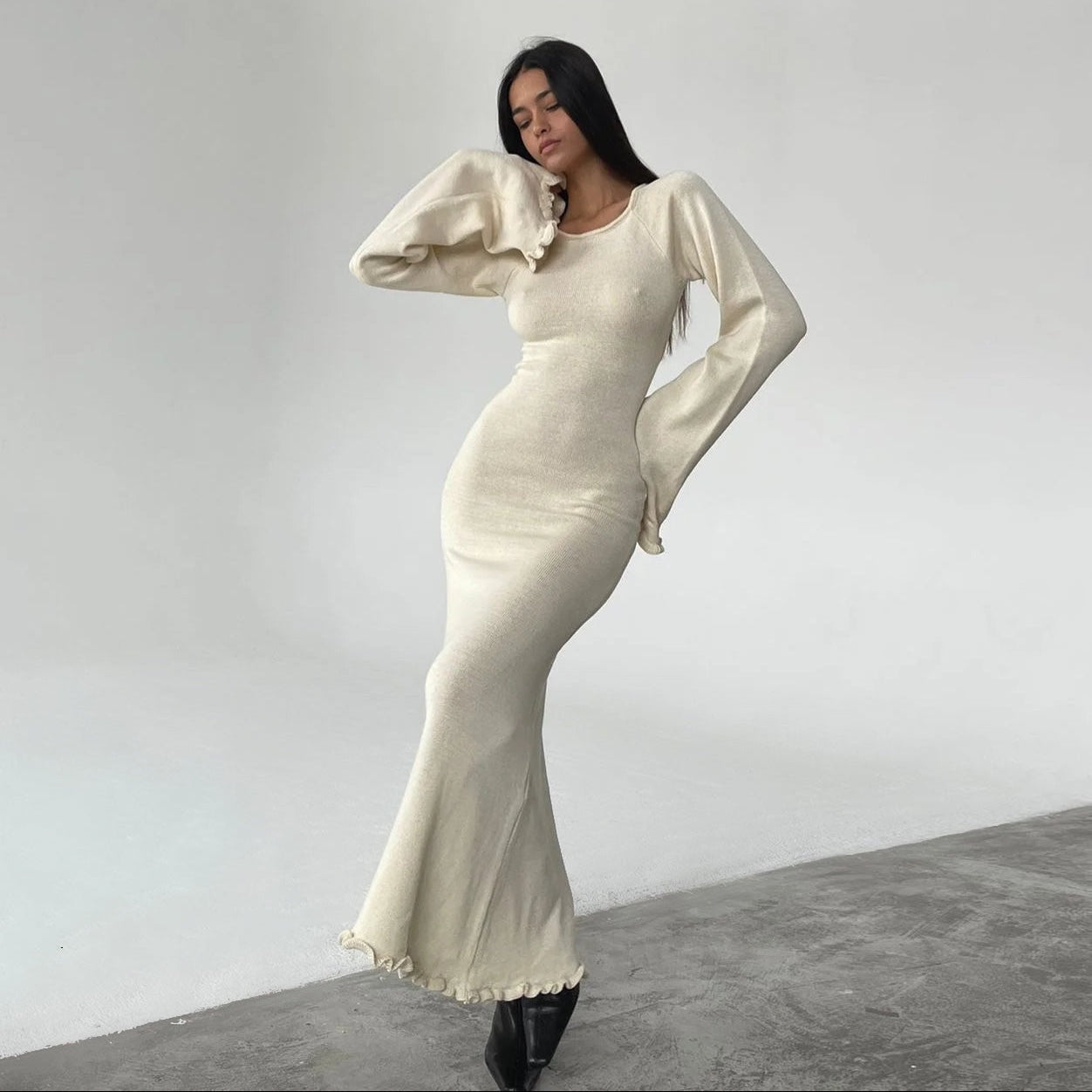 Elfenbeinfarbenes Maxikleid mit offenem Rücken und Wolkenmuster-Strick