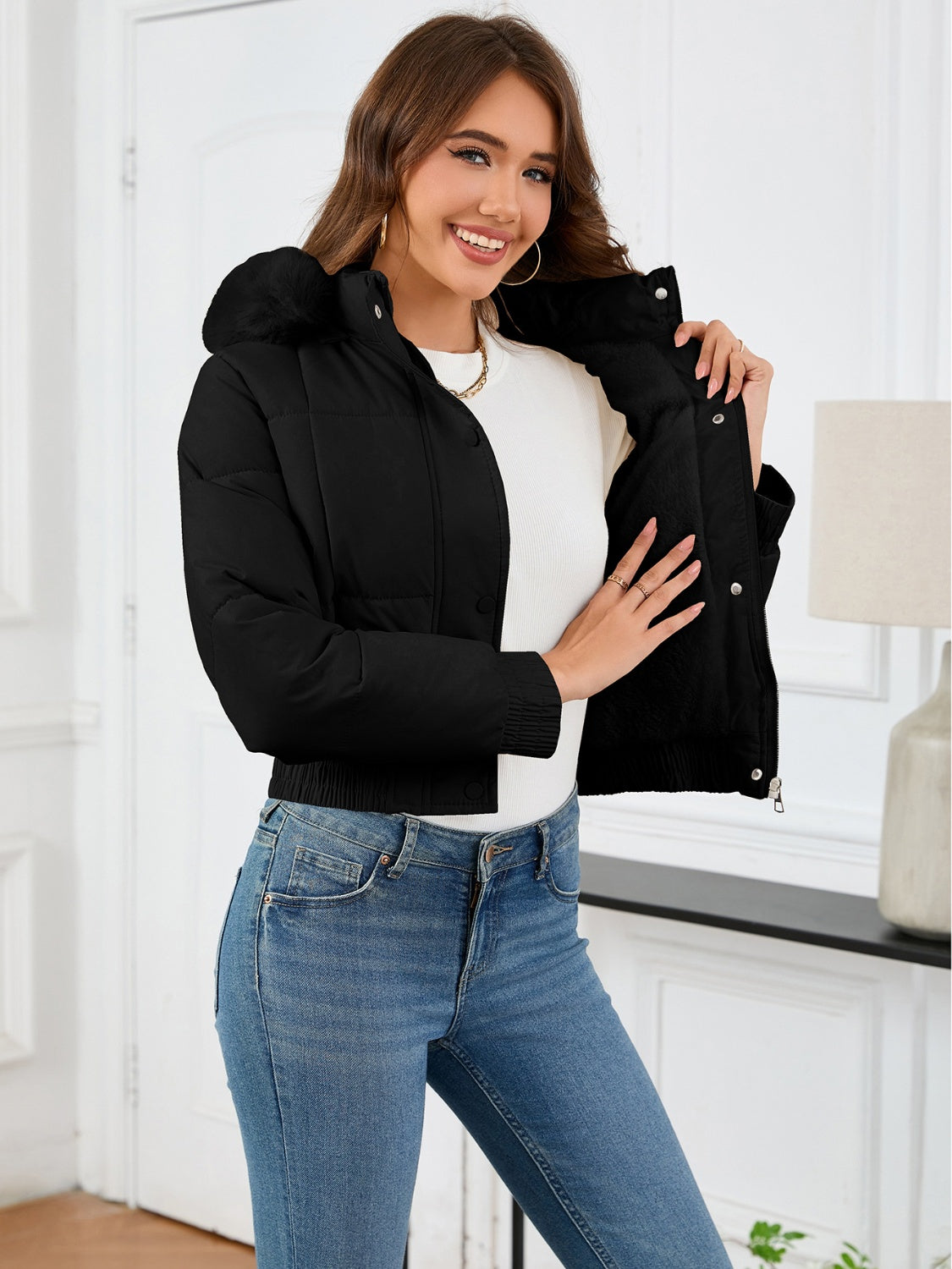 Gemütliche wattierte Winterjacke mit Fellkapuze und Taschen